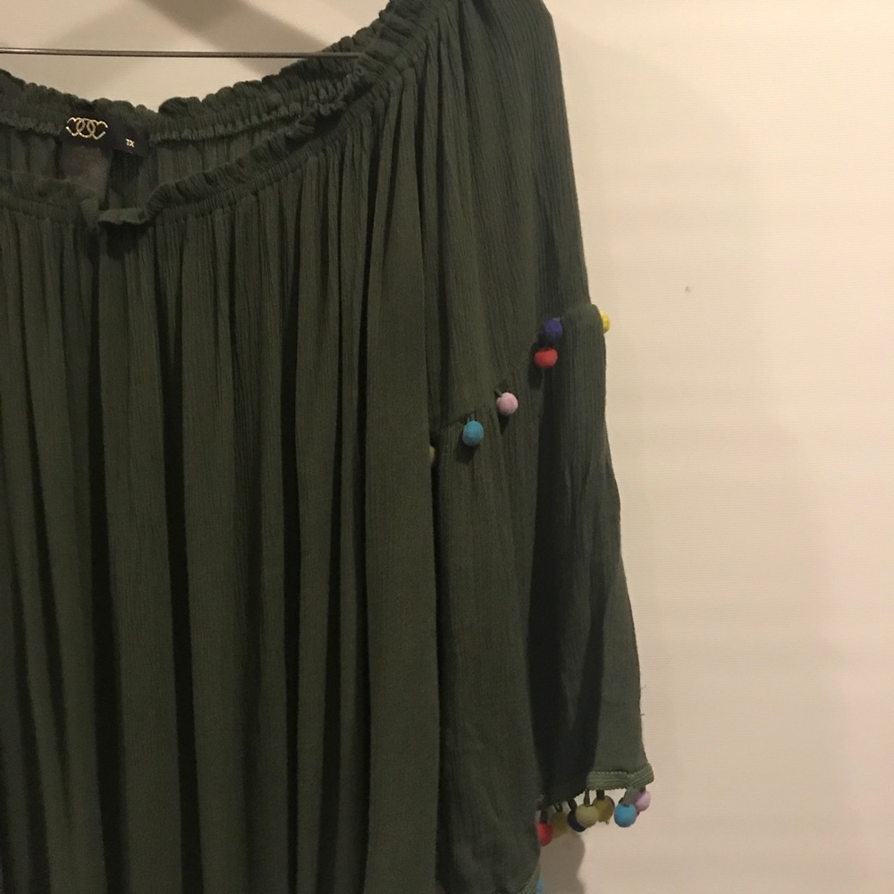 🚌 Off The Shoulder Green Pom Pom Blouse 1X - Picture 6 of 6